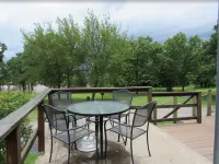Cozy 2-bedroom cabin in front of the lake!!! First Baptist Church Mannford 주변 호텔