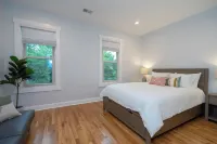 Modern 4BR Columbia Heights Gem Walk 2 Metro & Shops with Parking Hotels in Bloomingdale