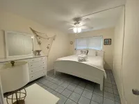 Walk to Siesta Key Beach & Village – Cozy 2Br , 1BA First Floor
