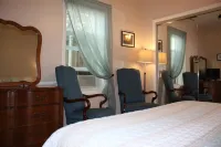 Quaint Cottage Close to Downtown and Dog Friendly! 더 샵스 앳 프레스컷 게이트웨이 주변 호텔