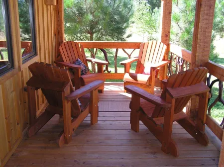 Red Blanket Cabin Near Crater Lake National Park