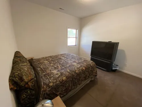 Family Retreat-fishing pond, pool table and double bunks!!