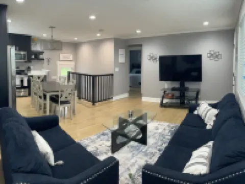 Freshly Remodeled Cozy Home Hotels in Des Plaines