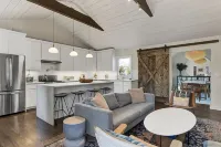 Beautiful private gated property w/ private beach access Hotels in Springs