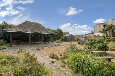 Goldeneye beachside paradise, large apartment, free parking, fast Wi-Fi