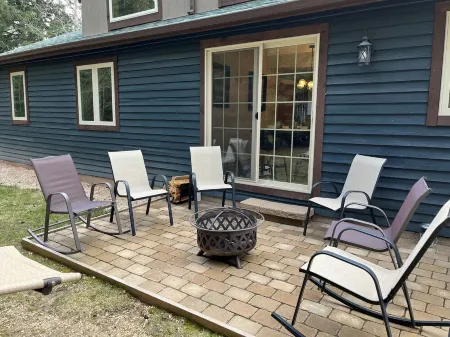 Cozy cabin near all the attractions in the Heart of the Hills! Pet friendly!