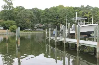 Reedville Retreat, waterfront w/ private dock &outdoor sink-for fishing/crabbing