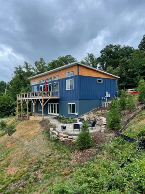 Modern home - Mtn views - 4 miles to downtown AVL