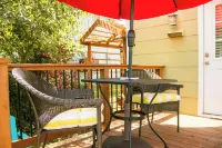 Cozy little house blocks from the Park & Fair Grounds.  EV Charger equipped. Hotels in Washington