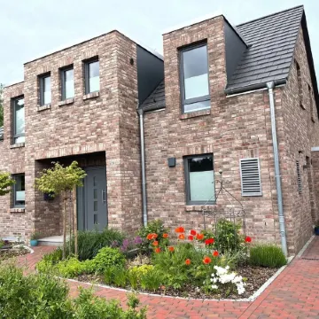 Modern holiday apartment with a large terrace and garden near Hamburg