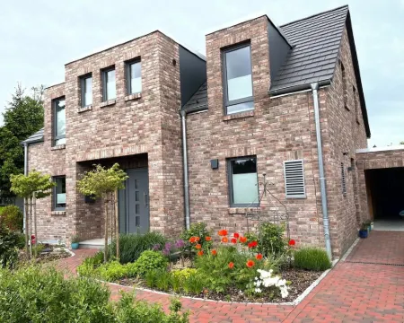 Modern holiday apartment with a large terrace and garden near Hamburg Hotels in Stormarn