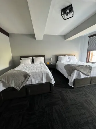 Historic Downtown Apt Steps from Eateries & Wvu Отели в г. Моргантаун