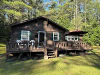 3 bedroom cabin in Chestertown with hot tub, fireplace, fire pit, wifi, and more