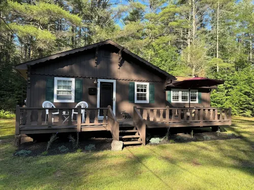3 bedroom cabin in Chestertown with hot tub, fireplace, fire pit, wifi, and more