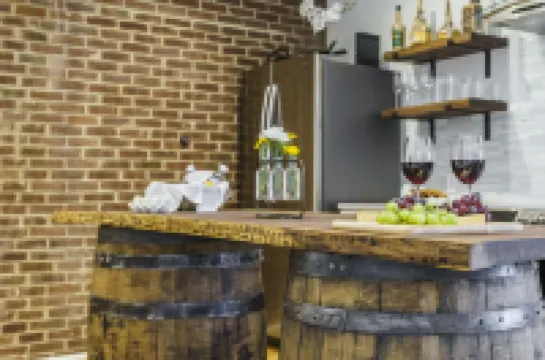 Bit and Bourbon Hotels in Woodford County