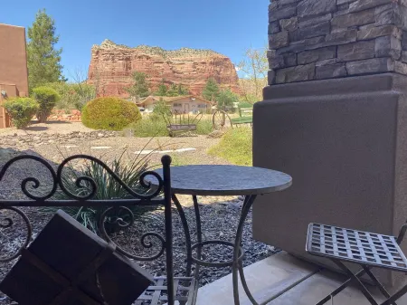 Large Sedona single family home with red rock views, walk to Bell Rock
