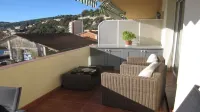 De luxe air-cond 2 bed apt close to beach with large terrace and sea view