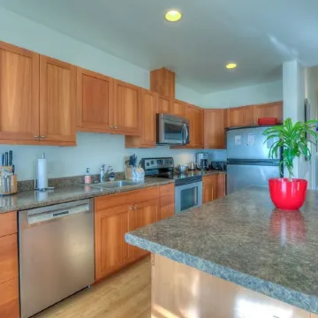 Water View! Luxury Starboard Suite-- walk to cafes, shops, galleries & beaches.