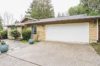 Hillside Cottage w/ Chef's Kitchen miles from Seattle
