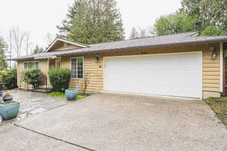 Hillside Cottage w/ Chef's Kitchen miles from Seattle Отели рядом с достопримечательностью «Серенити»