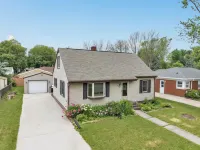 Cozy Home Steps from Lambeau Field: Charming Retreat in the Heart of Green Bay Hotels near Walmart Supercenter