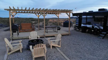 Starlight Sanctuary: Modern Off-Grid RV/Camper with A/C+Wifi Minutes from BBNP