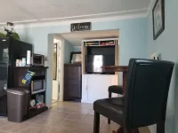 Beautiful Detached Remodeled Cottage Studio/ Downtown Palm Harbor.NON FLOOD Zone Hotels in Palm Harbor