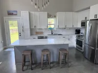 Barndo  blocks from boat launch, pier, beach and restaurants. Pet friendly 포트 오 코너 호텔