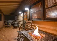 1.5 mi to Dtwn, romantic, secluded yet centrally located, Hot tub,🔥pit,fireplace