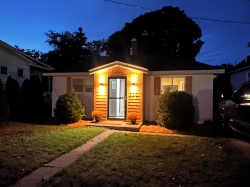 Boho 1-bedroom house with WiFi, AC in downtown Manistee Hotels in Manistee