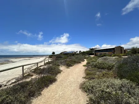 Absolute Beachfront on the cliff with easy stair access to the beach (BYO LINEN) Отели в г. Мунта