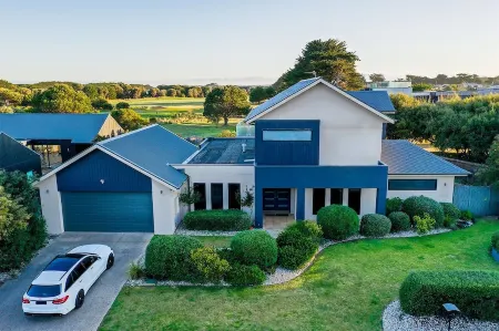 Bliss@13thbeach: Barwon Heads, Golf Surf, Bush. Luxe Living, Pet Friendly Отели в г. Ошен Гров