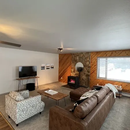Top Floor Lakefront Condo with Mountain Views!