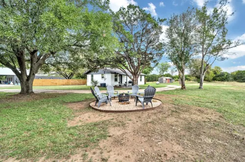 New-Rock Creek Cottage ~ Cozy & Countryside, 12 miles from Magnolia