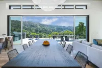 Modern, recently built home with stunning pool & beautiful views; 15 min to town - 5-Sterne