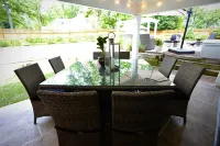 Rare find! Chic cottage, salt water heated pool May 15-Oct15.