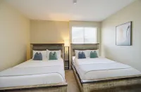 Zircon Zen - Quiet retreat 2BR Pool, Jacuzzi Marina