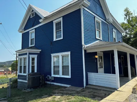 Charming 3-bedroom house with AC and WiFi in Paw Paw Отели в г. По По