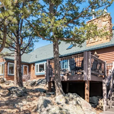 Majestic views! 4 bedroom, 4.5 bath home close to town
