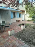 Quiet garden level close to town center.