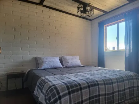 Dogwood Flats - A cozy guest house in the oak trees!