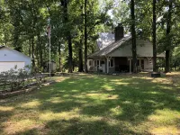 Peaceful Lodge, private drive, 2 boat garage, near launch on Lake Guntersville