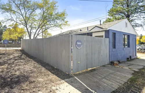 Downtown Blueberry Bungalow w/AC, Fully Fenced Yard, 3 Smart TVs, W/D, Fast WiFi - บังกะโล