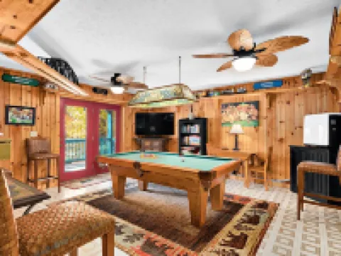 Decorated Christmas Log Cabin with Mountain View, Hot Tub, Pool Table, Sleeps 10