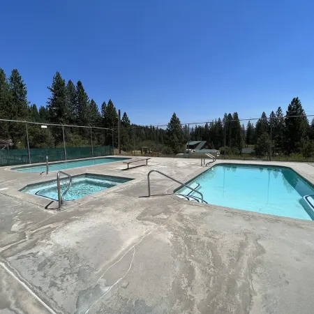 Cutthroat Cabin: Large cabin with creek, 5 min. to Terrace Lakes for golf
