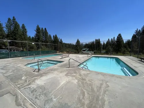 Cutthroat Cabin: Large cabin with creek, 5 min. to Terrace Lakes for golf