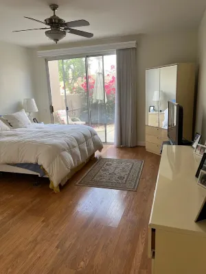 Beautiful  home on lake tennis, pickle ball pools and spas.l Hotels near Rancho Mirage Library & Observatory