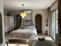LARGE ATYPICAL VILLA WITH PRIVATE POOL IN A QUIET LOCATION