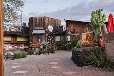 Luxury Sonoran Nights,Walk to Cave Creek, Heated Pool/Hot Tub, Backs Black Mtn Отели в г. Кейв Крик