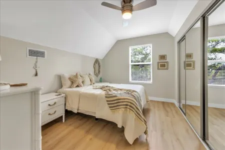 Winter Escape to Sunny 🏝️ 5 min walk to beach! Отели в г. Холмс Бич